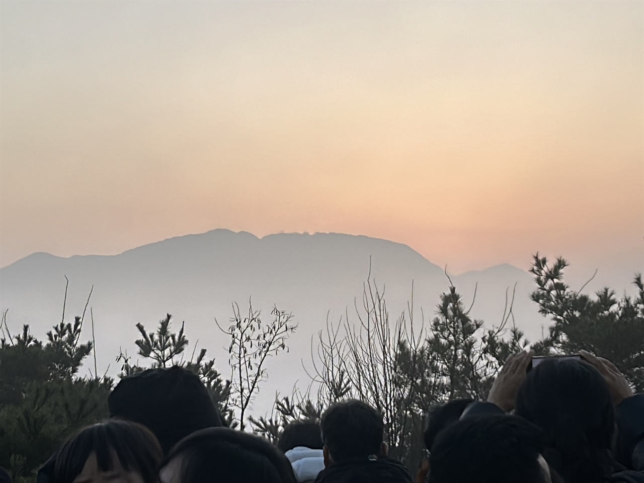  갑진년(甲辰年) 새해 첫해가 떠오르기 전 몰려든 안개로 해넘이에 이어 해돋이도 볼 수 없었다. 