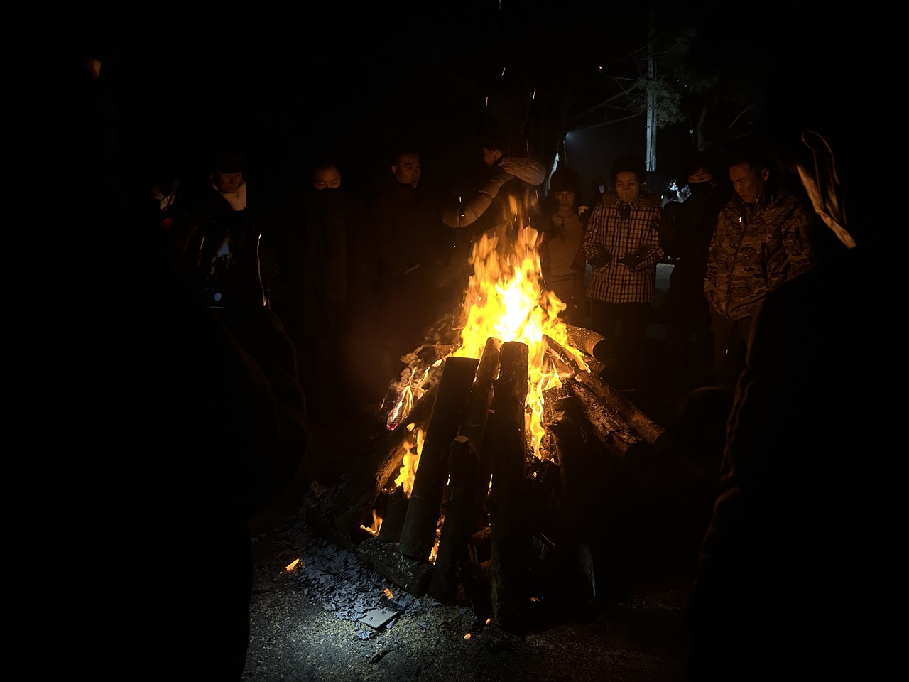  갑진년 새해를 맞기위해 철마산을 찾은 주민들이 모닥불에 모여있다. 