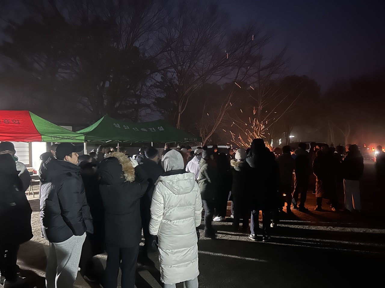  갑신년 용의 해를 맞아 주민들이 금마면 철마산에서 첫 해를  기다리고 있다. 