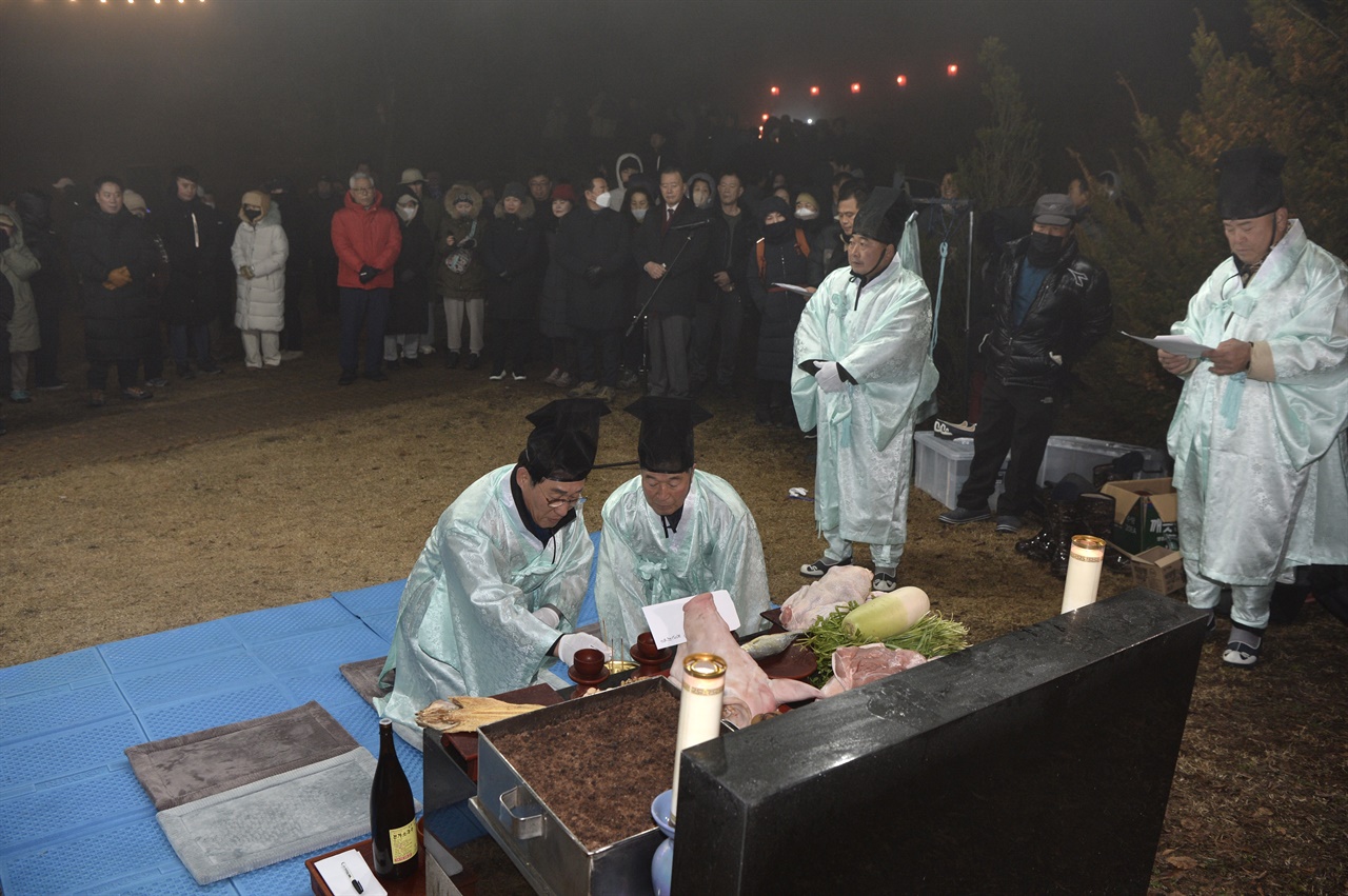  홍성에서는 이용록 군수를 비롯해 시민 등이 참여한 가운데, 백월산 정상에서 새해 영신고천대제를 시작으로 해돋이 행사가 열렸다.