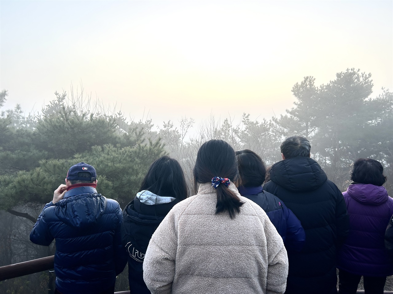  갑진년(甲辰年) 새해 첫해가 떠오르기 전 몰려든 안개로 해넘이에 이어 해돋이도 볼 수 없었지만, 주민들은 가족의 건강과 행복을 기원하면서 새해를 맞이했다.