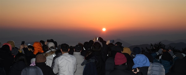  거창 감악산 정상의 갑진년 첫 일출.