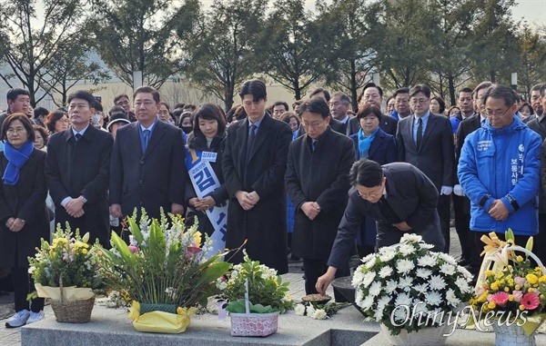이재명 더불어민주당대표, 1일 봉하마을 고 노무현 대통령 묘소 참배. 