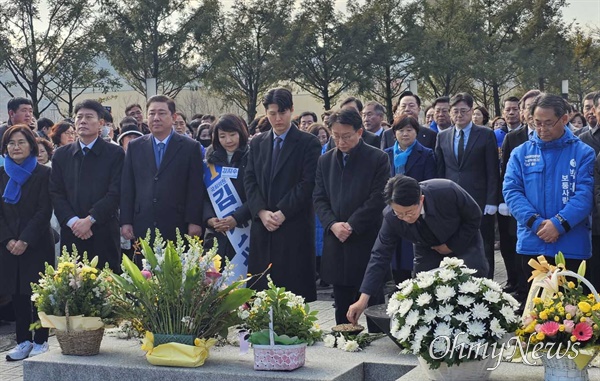  이재명 더불어민주당대표, 1일 봉하마을 고 노무현 대통령 묘소 참배. 