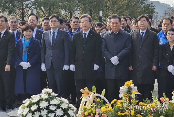 이재명 더불어민주당대표, 1일 봉하마을 고 노무현 대통령 묘소 참배.