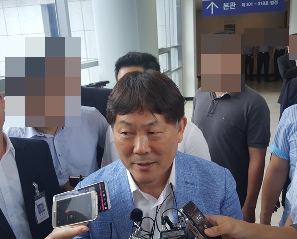 타이어뱅크 김정규 회장이 지난 2017년 8월 14일 두 번째 영장실질심사를 받기 위해 대전지방법원에 출두하며 취재진 질의에 답변하고 있다. 당시 영장은 법원에 의해 기각됐다.
