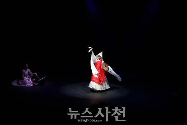 극단 장자번덕의 배우이자 무용가인 이수정(71년생) 씨가 라는 주제로, 12월 30일 오후 현장아트홀에서 전통 춤 공연을 열었다. 사진은 이수정 씨의 영남바라춤 공연 모습.