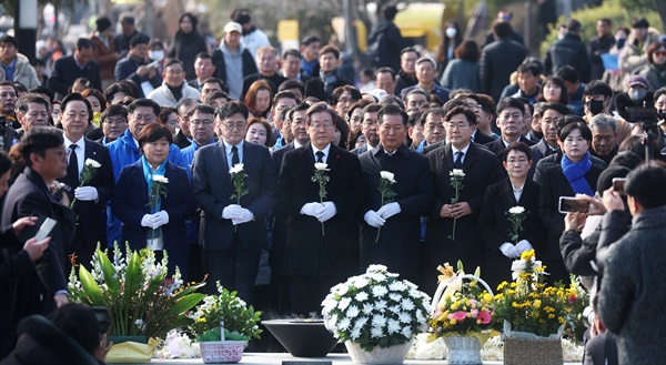 이재명 더불어민주당 대표와 당 지도부가 지난 1월 1일 오후 경남 김해시 진영읍 봉하마을 고 노무현 전 대통령 묘역을 참배하고 있다.