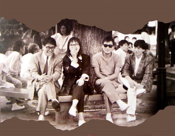  동숭로 대학로를 걷다가 다리가 아파 마로니에 공원 벤치에 앉아있다가 찍힌 사진이 <비오는날 수채화> 앨범 커버가 되었다.
