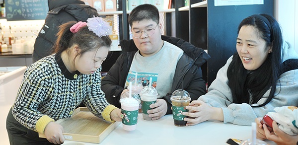 전공과 학생 3명이 교사의 지도를 받으며 블렌딩 티에 넣을 과일칩을 직접 포장하고 있다. 