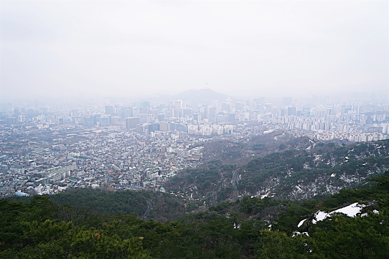 인왕산에서 바라본 서울시내 모습