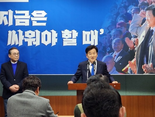 더불어민주당 정동영 상임고문이 2일 전북도의회 브리핑룸에서 기자회견을 갖고 22대 총선에서 전주병 선거구에 출마하겠다고 선언했다