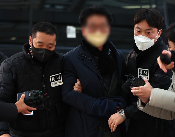더불어민주당 이재명 대표를 흉기로 습격한 피의자 김모씨가 지난 1월 2일 부산 연제구 부산경찰청으로 이송되고 있다. 