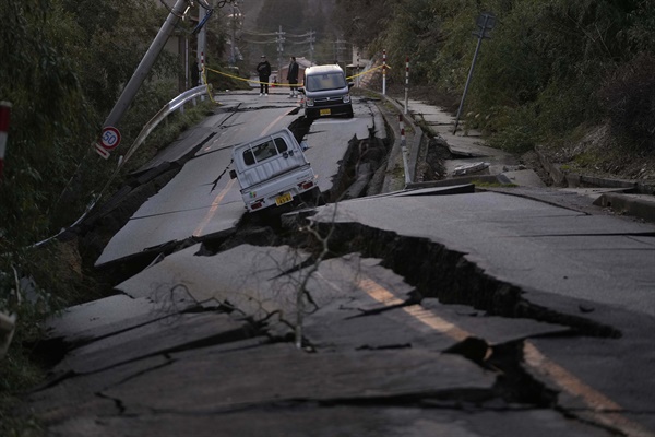 2일 일본 이시카와현 노토반도에서 행인들이 지진 피해 상황을 살피고 있다. 노토반도에서는 전날 규모 7.6의 강진이 발생한 데 이어 크고 작은 여진이 계속되고 있다.
