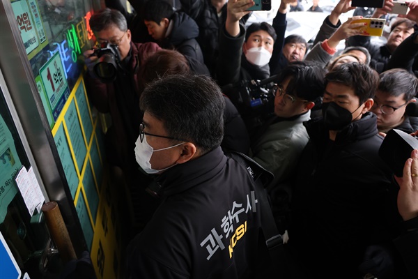 부산경찰청이 3일 오후 충남 아산시에 있는 더불어민주당 이재명 대표를 흉기로 찌른 피의자 김아무개(67)씨의 직장 사무소를 압수수색하고 있다