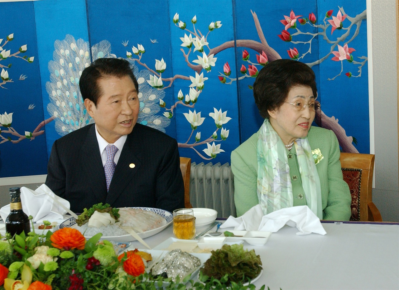 새만금 현장 방문 환영만찬장에서 김대중 전 대통령과 이희호 여사(2007년 4월)