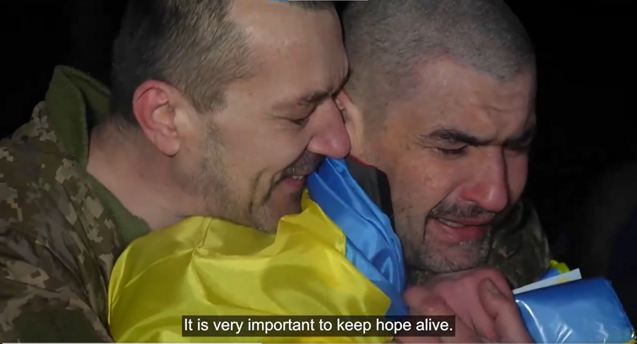 볼로디미르 젤렌스키 우크라이나 대통령이 X(옛 트위터)에 올린 영상 속 장면. 이번 포로 교환으로 고국으로 돌아온 우크라이나 포로가 우크라이나 국기를 몸에 두른 채 귀국의 환희를 느끼고 있다.