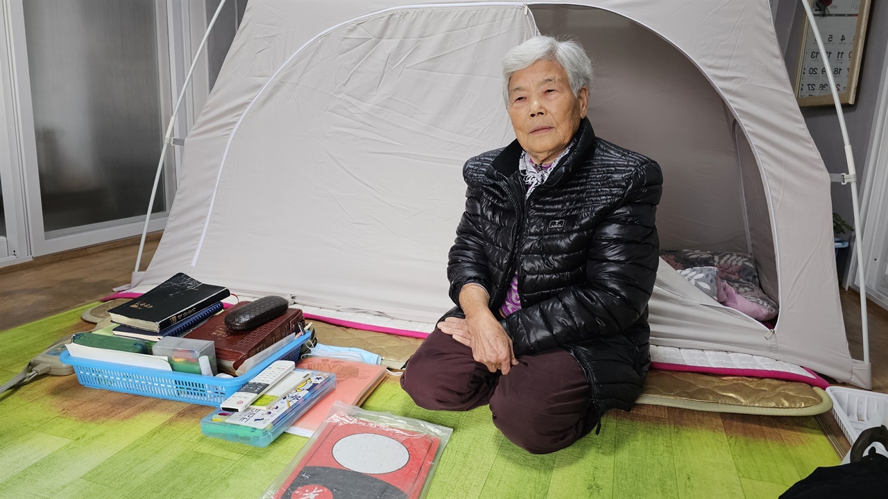 올해 92세가 되신 염영순 할머니는 방 안에 형광등과 보일러를 끈 채 생활하고 있었다. 뒤로 보온용 텐트가 놓여 있다. 