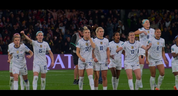  넷플릭스 <압박감을 이겨라: 미국 여자 월드컵 팀의 도전>의 한 장면.