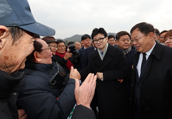 국민의힘 한동훈 비상대책위원장이 2일 오전 국립대전현충원을 찾아 참배하기 전 지지자와 인사하고 있다.