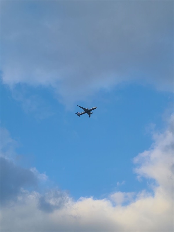 우연히 올려다본 하늘 속 하트 모양 구름. 때마침 비행기가 지나가서 완벽해졌다.