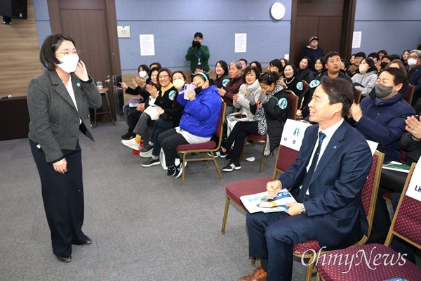 기본소득당 용혜인 국회의원(비례대표)은 4일 저녁 창원컨벤션센터에서 전국 20번째 의정보고회를 열었다.