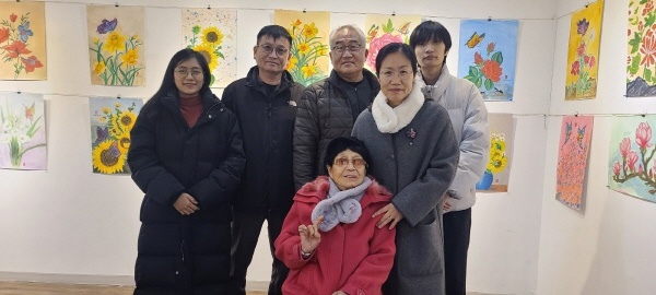    전시장에서 시민화가 김풍자 할머니와 가족들.