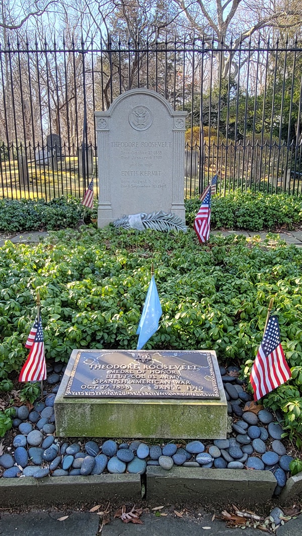 영스 기념묘지(Youngs Memorial Cemetery)에 합장된 루스벨트 부부의 묘소. 근처에 루스벨트 일가의 다른 묘소도 있다. 영스 기념묘지는 사가모어힐로 들어가는 입구의 작은 언덕에 있다. 차로 채 5분이 걸리지 않는 가까운 이웃 언덕이다. 