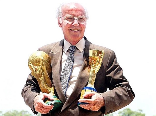  월드컵 우승 트로피를 들고 있는 마리오 자갈루
