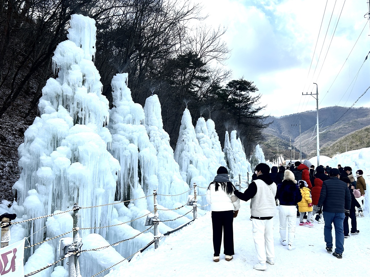 갑진년 새해 첫 주말을 맞아 청양 알프스 마을 얼음분수축제장이 관광객들로 북적였다.