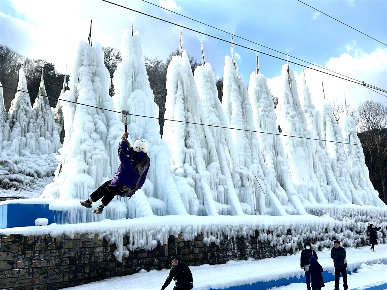 청양 알프스마을 얼음분수축제장에서 짚트랙을 즐기는 관광객들.