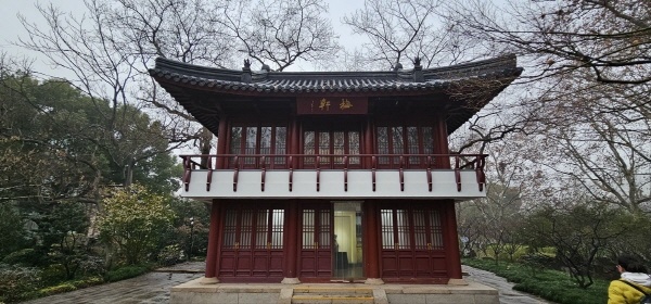 윤봉길 의사의 스물다섯 해 짧은 생애가 전시된 기념관이 겨울비를 맞으면서도 당당하게 서 있다.