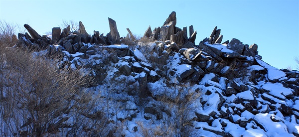 비슬산 칼바위(조화봉 인근)에 아직 눈이 남아 있다