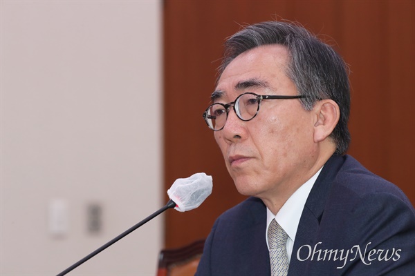 조태열 외교부 장관 후보자가 8일 서울 여의도 국회에서 열린 인사청문회에서 의원 질의를 듣고 있다.