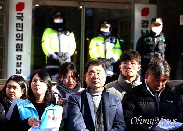  윤석열퇴진경남운동본부는 8일 국민의힘 경남도당 앞에서 ”윤석열 정권의 특검 거부는 국민에 대한 반역이고 능멸이다. 거센 저항으로 윤석열을 거부하고 민주주의를 지켜내자“라고 했다.