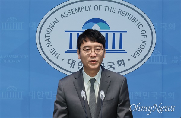 김웅 국민의힘 의원이 8일 오후 서울 여의도 국회 소통관에서 기자회견을 열어  제22회 국회의원선거(총선) 불출마를 선언하고 있다.