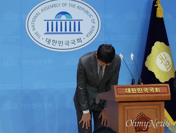 김웅 국민의힘 의원이 8일 오후 서울 여의도 국회 소통관에서 기자회견을 열어  제22회 국회의원선거(총선) 불출마를 선언한 뒤 고개 숙여 인사하고 있다.