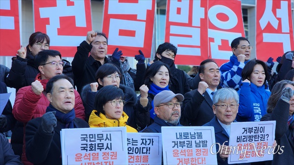 대전지역 40개 단체는 8일 오후 대전시청 북문 앞에서 기자회견을 열고 윤석열 대통령의 쌍특검법 거부권 행사를 강력 규탄했다.