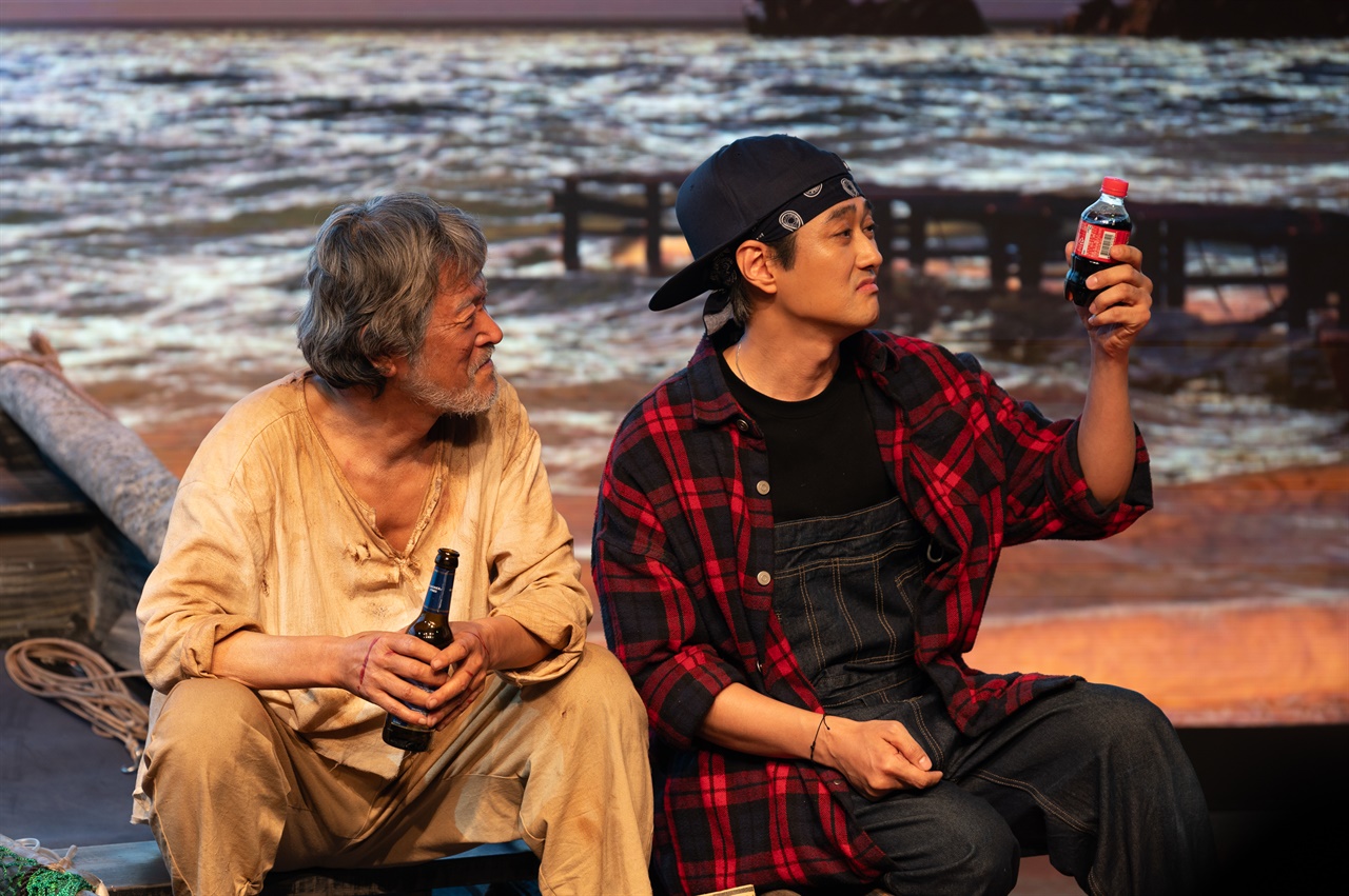  연극 <노인과 바다> 공연 장면. 남경읍(왼쪽)과 이석우(오른쪽) 배우