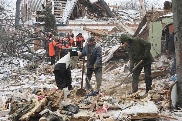 지난 8일(현지시간) 우크라이나 하르키우주 즈미이브에서 구조대원들과 주민들이 러시아 공습의 잔해를 치우고 있다. 이날 러시아의 공습으로 우크라이나 전역에서 4명이 사망하고 수십 명이 부상했다고 지역 관리들이 밝혔다. 