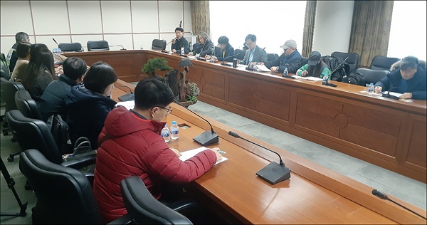 대전, 세종, 충남 지역 단체와 정당 대표들은 8일 대전에서 긴급회의를 열고, '디트뉴스24' 사태 해결을 위한 공동대책위원회 구성을 결의했다.