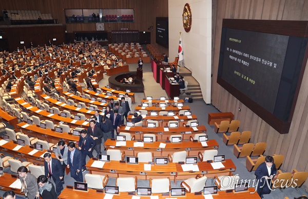 이태원참사 특별법이 9일 국회 본회의에 상정되자, 국민의힘 의원들이 표결에 참여하지 않고 퇴장하고 있다.  