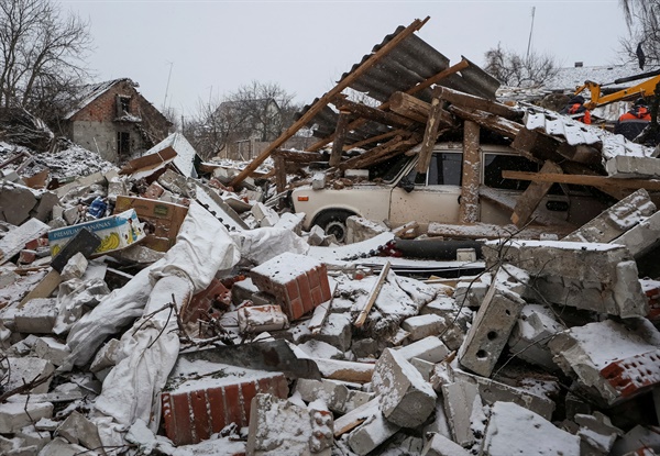 지난 1월 8일(현지시간) 러시아가 우크라이나 전역에 재차 공습을 가해 우크라이나 하르키우 지역의 즈미이브 마을이 파괴되었다. 