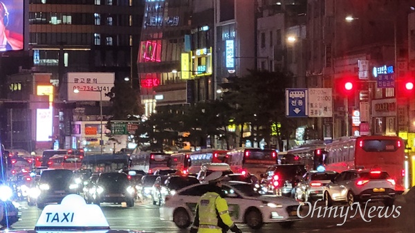 지난 8일 저녁 퇴근길 서울 중구 명동입구 광역버스 정류소 주변 모습. 서울 도심과 경기도 성남·용인·수원 등을 잇는 광역버스들이 줄 지어 서있다. 광역버스 행렬은 명동에서 숭례문 인근까지 이어진다.