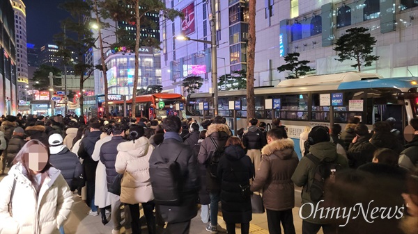 지난 8일 저녁 퇴근길 서울 중구 명동입구 광역버스 정류소 모습. 서울시가 지난달 27일부터 4일까지 이곳에 노선별 정차 구역을 새로 지정하면서 20여 광역 버스 노선이 밀려 일대 혼란을 빚었다. 퇴근길 버스 대란에 서울시가 지난 5일부터 운영을 유예하고 일단 원상복귀하면서 혼란은 줄었지만, 8일에도 승객 대기줄과 교통정체는 계속됐다. 이에 경찰 수십명과 계도 요원이 투입됐다.