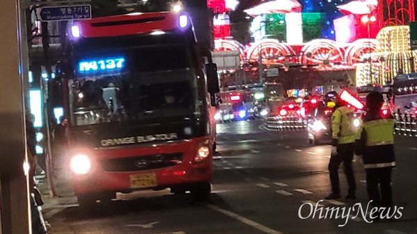 지난 1월 8일 저녁 퇴근길 서울 중구 명동입구 광역버스 정류소 모습. 서울시가 지난달 27일부터 4일까지 이곳에 각 노선별 정차 구역을 새로 지정하면서 20여개 광역 버스 노선이 밀려 일대 혼란을 빚었다. 퇴근길 버스 대란에 서울시가 지난 5일부터 운영을 유예하고 일단 원상복귀하면서 혼란은 줄었지만, 8일에도 승객 대기줄과 교통정체는 계속됐다. 이에 경찰 수십명과 계도 요원이 투입됐다.