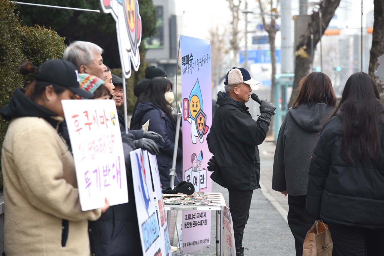김창근 대전충청5.18민주유공자회 회장이 ‘일본 핵폐수 해양투기 저지 대전행동 수요행동’에서 연사로 나서 거리 연설을 하고 있다.