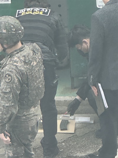 10일 경남 김해시 부곡동 한 아파트 헌옷수거함에서 공포탄 29발, 탄창 1개가 발견돼 군과 경찰이 현장을 확인하고 있다.