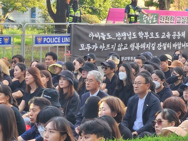 박종훈 경남도교육감은 지난해 교권보호 집회에 참석한 바 있다.