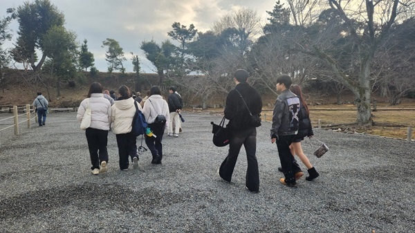          겨울철 방문객들이 교토 니조조 성 정원을 걷고 있습니다.